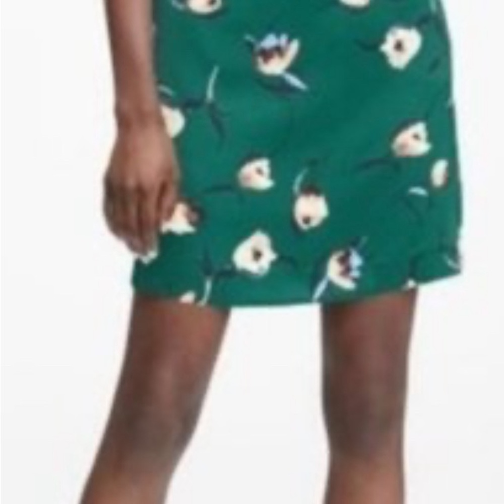 Gorgeous Banana Republic floral dress in Emerald Green floral print. Size 6 - Picture 4 of 5